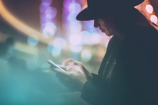 ক্যাসিনো চিপে ঘেরা এক আত্মবিশ্বাসী ডিলার খেলোয়াড়দের A71 অ্যাকাউন্টে লগইন করতে আহ্বান করছেন—যা দ্রুত ও সহজ লগইন সুবিধাকে উপস্থাপন করে।